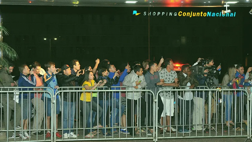 世界杯小组赛赛场看台与球员入场的画面